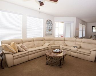 Exceptional, On Canal - Waterfront House, Dock Available! Kayaks & Bikes & Pool! - Homosassa - Sala de estar
