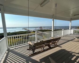 Waterfront Home w/ 400' Fishing Pier. Crab & Fish off the Pier w/ Boat Access. - Grand Isle - Balcony