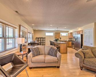 Downtown Yankton Apartment with Patio and River View! - Yankton - Obývací pokoj