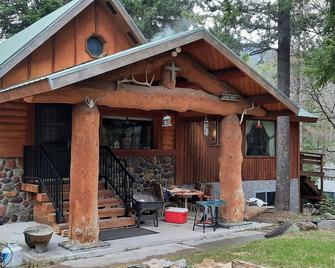 private entrance 8 miles to glacier national park-10 miles to glaceir airport - Hungry Horse - Building