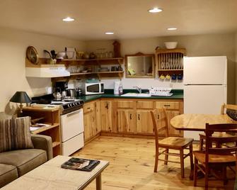 Private Lakeside Retreat 'away From It All!' - Delhi - Kitchen