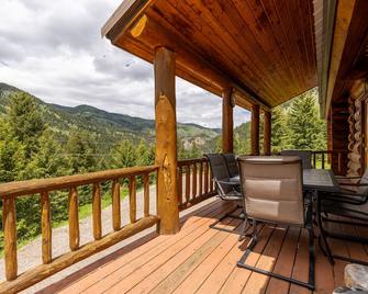 Tom's Big Sky Cabin - Close to the Gallatin River, hiking, and Yellowstone! - Gallatin Gateway - Balcony