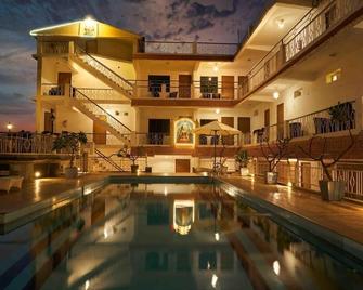 Hotel Mamallaa Heritage - Mahabalipuram - Svømmebasseng