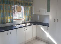 Glenmore Guest house - Durban - Kitchen