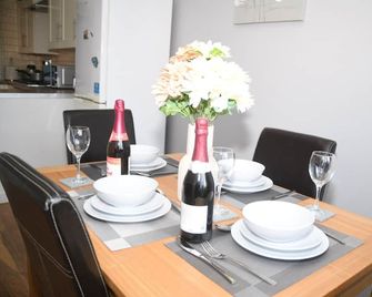 House Sleeps 8 With Garden And Parking - Walsall - Eetruimte