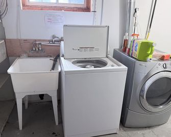 Ideal Bachelor Suite For Couples in Aurora - Aurora - Laundry facility