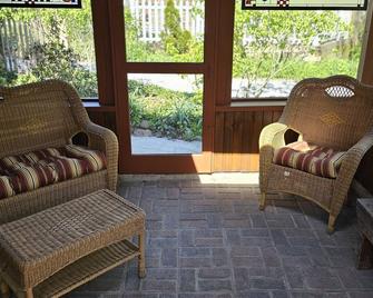 Adorable Cottage New Buffalo, Mi. Near Grand Beach.1 Bedroom, Sleeps 5 - New Buffalo - Olohuone