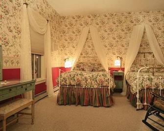Grand Victorian Inn - Bethel - Bedroom