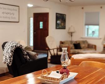 Peaceful Mountain Cabin close to Penn State, Bucknell & Susquehanna! Sleeps 10! - Mifflinburg - Sala de estar