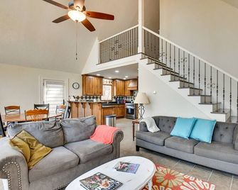 Buckhead Home w/ On-Site Lake Oconee Access! - Eatonton - Living room