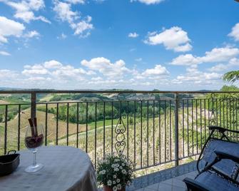Apartment Agriturismo Colle di San Michele-2 by Interhome - Vinchio - Balcón