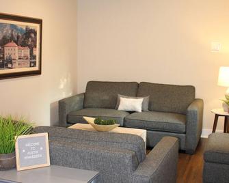 Newly remodeled 3-bedroom house in Austin. Family-friendly with WiFi! - Austin - Living room