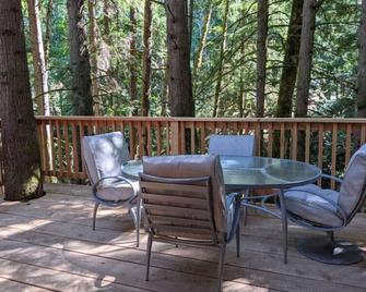 Wind Down Log Cabin in the Woods with Cozy Woodstove - Qualicum Beach - Balcony
