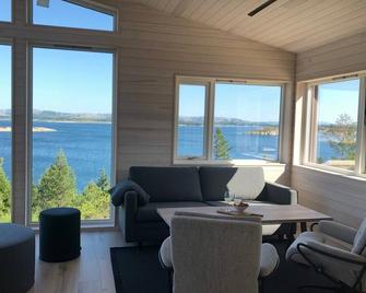 New holiday home, idyllically located by the sea - Rørvik - Living room