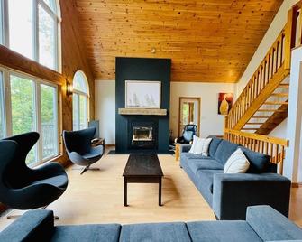 Stillwater Lakehouse on Portage Lake - Haliburton - Phòng khách