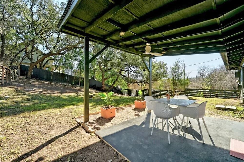 The Guava Door - Cheerful Mid-Century - big yard, free parking - أوستن - شرفة مرصوفة