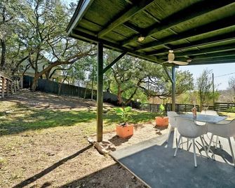 The Guava Door - Cheerful Mid-Century - big yard, free parking - Austin - Patio