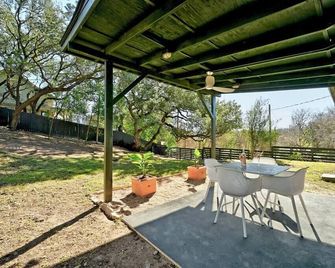 The Guava Door - Cheerful Mid-Century - big yard, free parking - أوستن - شرفة مرصوفة