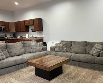 The 'Pool Barn' w/Pool, Hot Tub, Billiards & more near Indiana Dunes - Porter - Living room