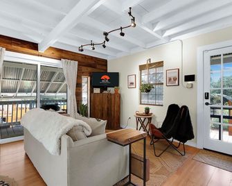 Barnhouse - Spring Branch - Living room