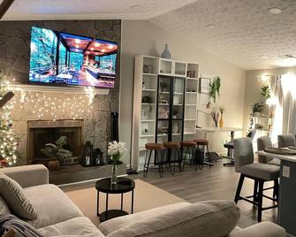 Cozy Modern 3/2 Best Food in Atl, Pet-Friendly, Quiet Safe, Fenced Yard, Privacy - Duluth - Lounge