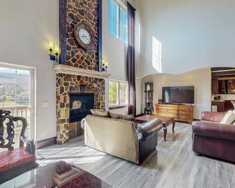 Luxe home on Gypsum Creek Golf Course with fireplace and mountain views - Gypsum - Sala de estar