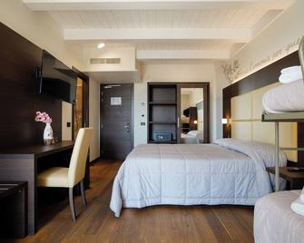 Hotel Ristorante Da Tonino - Recanati - Bedroom