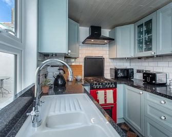 11 Belgravia Street - Penzance - Kitchen