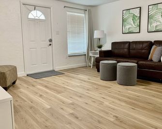 “The Sequel” - King bed - Renovated - near IMG - Bradenton - Wohnzimmer