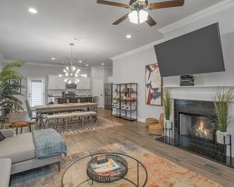 Luxe, Central, & Contemporary - A Modern Utopia! Tv in each room - Shreveport - Living room