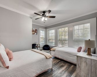 Beautiful 1930s Mineral Wells Home, Near Downtown! - Mineral Wells - Slaapkamer