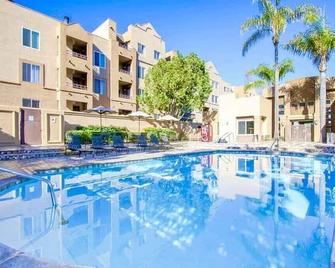 Tastefully Furnished & Centrally Located in La Jolla with Pool, Hot Tub & Gym - سان دييغو - حوض السباحة