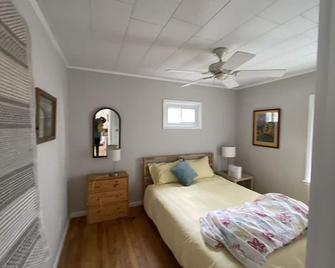 Cozy, Pet Friendly, Home In A Quiet Family Oriented, Beach Neighborhood - South Portland - Bedroom