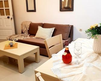 Emmanouil Airport Beach Apartment - Karteros - Dining room