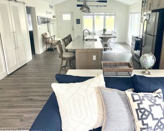 Perfect up north getaway! Walk to Beach, Downtown & Trails! - Boyne City - Restaurant