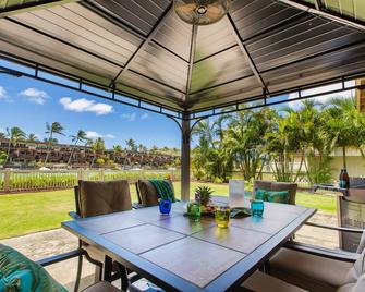 Ohana Kai: Modern Water Front Condo w/Gorgeous Views, A/C, Yard, & Shared Pool - Honolulu - Patio