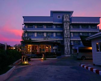 Apa-Tree Boutique Hotel - Takua Thung - Building