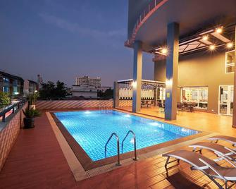 Njoy Prestige Grand Hotel Don Mueang - Pak Kret - Басейн