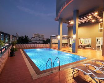 Cozy Donmueang Hotel - Amphoe Pak Kret - Zwembad