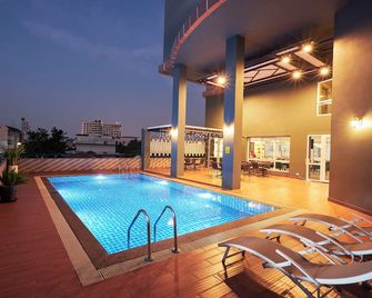 Cozy Donmueang Hotel - Pak Kret - Pool