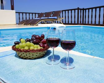 Amerisa Suites - Thera
