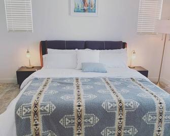 Comfortable and Spacious Rental Home in Prime Location2-bedroomPet-Friendly - Rialto - Bedroom