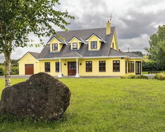 Large Country House, Sleeps 10, Family Friendly - Westport - Building