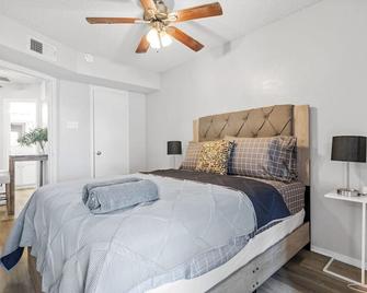 Simplicity and Convenience! Pool View w. Balcony! - Dallas - Bedroom