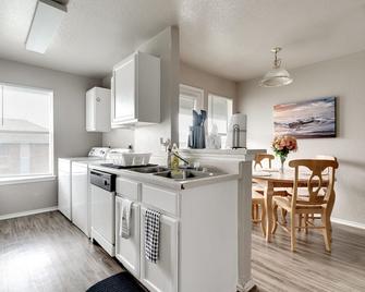 Adorable 2-bedroom condo mins from Ft Hood & Town - Killeen - Kitchen