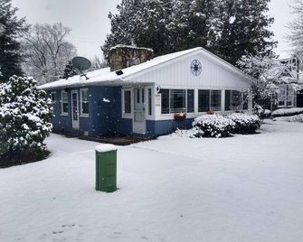 Cozy Pet Friendly Cottage, Partial Water View, Sleeps 7, Half Block from Beach! - Lexington - Edificio