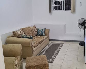 Beautiful 2-Bed Apartment in Montego Bay - Montego Bay - Pokój dzienny