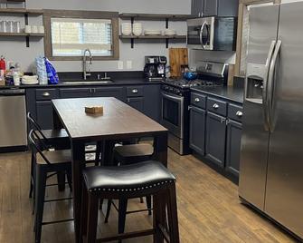 10 mins from Boyne Mountain! Petoskey & Walloon Lake & Skybridge. - Petoskey - Kitchen