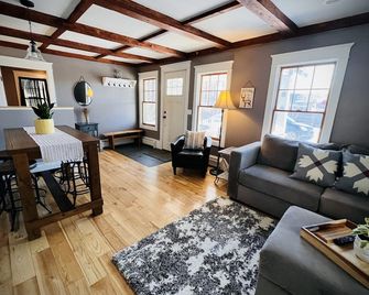 Cozy Stowe Cabin - Your quiet retreat for a Vermont adventure!! - Stowe - Living room