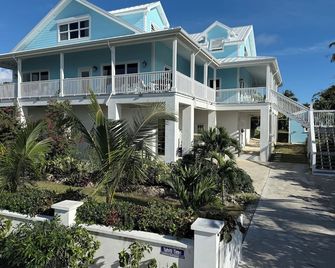 7BR7BA, Pool, 2 Boat slips, step to Tahiti Beach, Sleeps 18, +cabana adds on 2 - Hope Town - Edificio